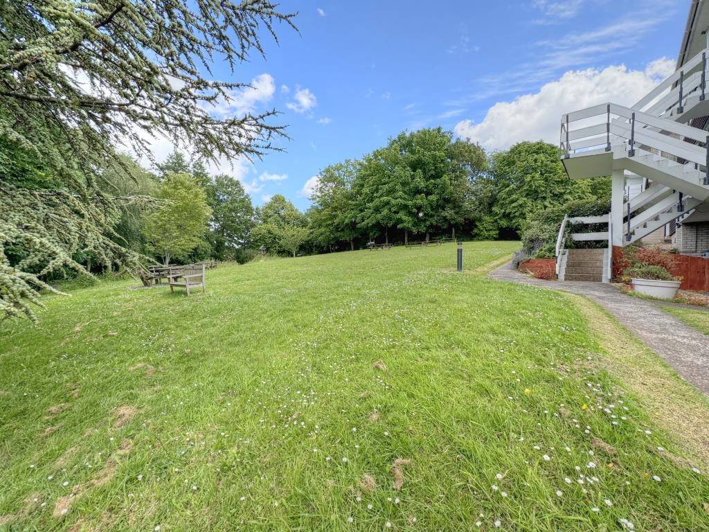 Lot: 23 - STUDIO FLAT REQUIRING SOME RENOVATION WORKS - Communal gardens.